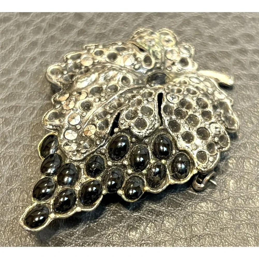 VTG DECO Pot Metal Black Faux Onyx Cabochon Marcasite Grape Bunch Brooch READ